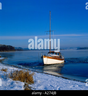 Barca a vela nei pressi del villaggio Horni Plana, ormeggio intrappolate nel ghiaccio al lago di Lipno, Repubblica Ceca, Europa.Foto di Willy Matheisl Foto Stock