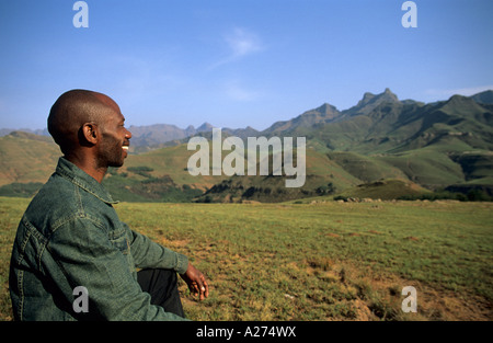 Soth africano è guardando le Tre Sorelle' montagne, Drakensberge al confine tra Capo orientale e Kwazulu Natal Foto Stock