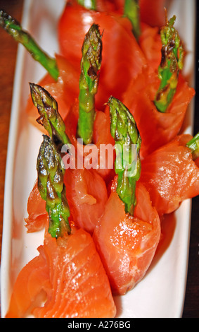 Gourmet di piatti di alta cucina antipasti salmone affumicato con asparagi bastoni Foto Stock