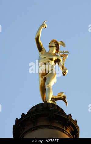 Statua dorata di mercurio (messenger degli dèi) a Stoccarda, Baden-Wuerttemberg, Germania Foto Stock