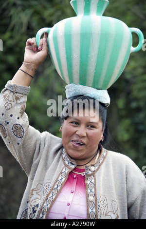 GUATEMALA CAPELLANIA giovani indigeni Maya Quiche donna in abito tradizionale e grembiule porta acqua in una brocca sulla sua testa Foto Stock