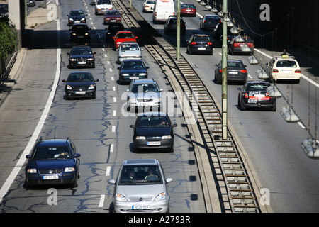 Il traffico su strada, Mittlerer Ring, Monaco di Baviera, Germania Foto Stock