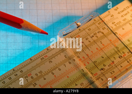 Far scorrere la regola regola slidiing matita rossa sul grafico di carta carta in scala Foto Stock