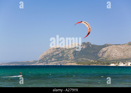 Il kite-surf sulla costa nord di Maiorca, isole Baleari, Spagna Foto Stock