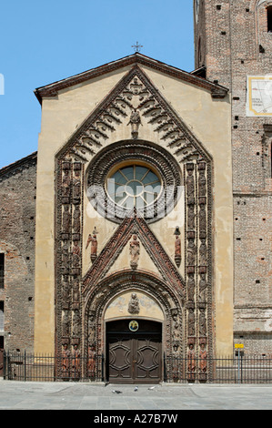 Chivasso in provincia Po Torino Piemonte Italia la cattedrale di Santa Maria Assunta portale gotico Foto Stock