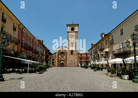 Chivasso in provincia Po Torino Piemonte Italia la cattedrale di Santa Maria Assunta portale gotico Foto Stock