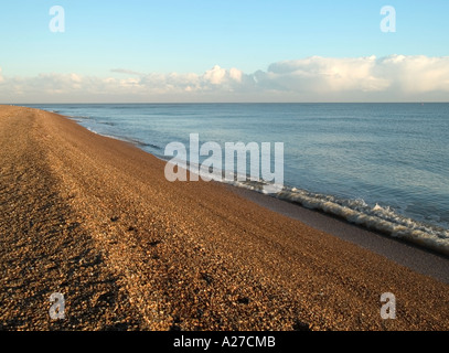 Grande banca di scandole in strada di ciottoli, SUFFOLK, East Anglia, England, Regno Unito Foto Stock