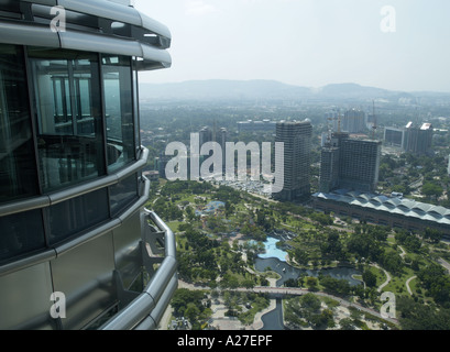 Vista dal ponte che abbraccia le Petronas Twin Towers di Kuala Lumpur in Malesia, asia Foto Stock