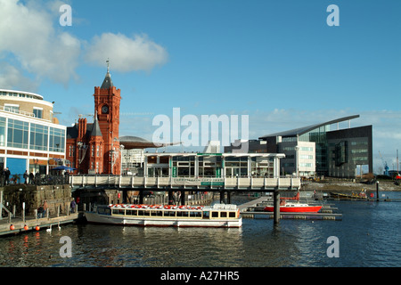 Edificio Pierhead National Assembly for Wales e uffici Atradius per la baia di Cardiff Galles del Sud Regno Unito Regno Unito Unione Foto Stock