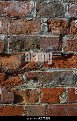 Muro di mattoni in necessità di riparazione Foto Stock