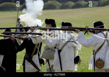 Esercito continentale reenactors sparando loro moschetti al campo di battaglia di Yorktown in Virginia. Fotografia digitale Foto Stock