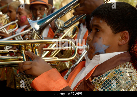 Giovane ragazzo colorati suonare la tromba in Cape menestrello band Città del Capo Sud Africa Foto Stock