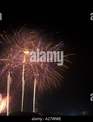 Fuochi d'artificio esplodere oltre lo stadio nazionale di Singapore in celebrazione del Singapore giornata nazionale Foto Stock