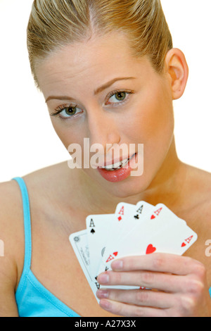 Frau mit Spielkarten ritratto di donna di pokerface giocando quattro assi Foto Stock