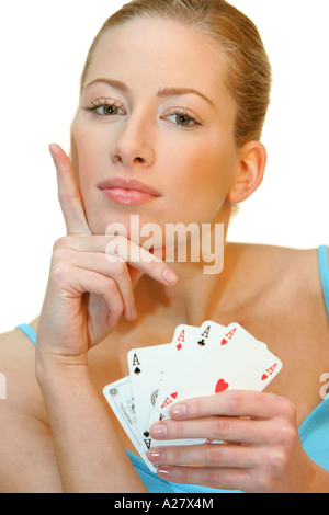 Frau mit Spielkarten ritratto di donna di pokerface giocando quattro assi Foto Stock