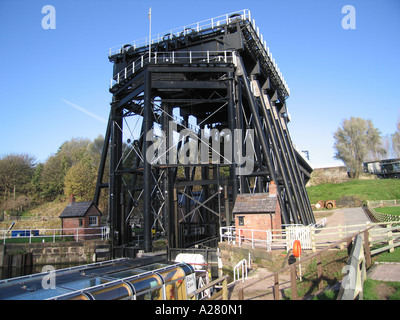 British Waterways Radlett Boat Lift vicino a Barnton Cheshire su una bella giornata di sole Foto Stock