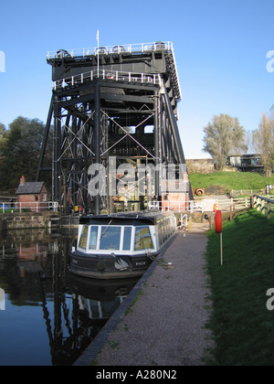 British Waterways Radlett Boat Lift vicino a Barnton Cheshire su una bella giornata di sole Foto Stock