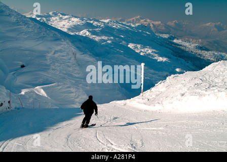 Sciatore su pista nera dalla parte superiore del Der Untersberg Salzburg Austria Foto Stock
