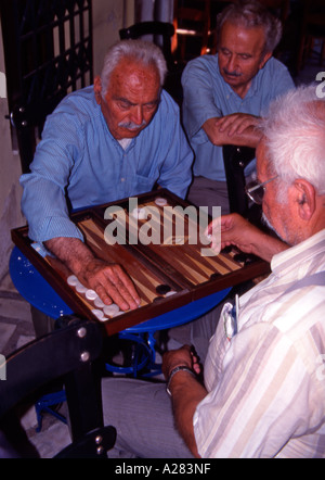 Creta Grecia uomini anziani giocando Tavli in Vrisses village Foto Stock