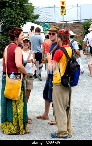 Gruppo di amici discutere il giorno in angolo di strada, Woodford Festival Folk, Queensland, Australia. DSC 8003 Foto Stock