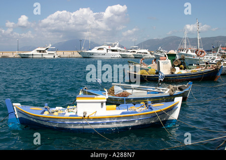 Barca da pesca nel porto di Sami Kefalonia ISOLE IONIE Grecia Foto Stock