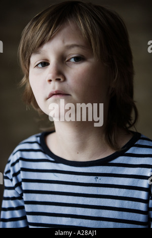 CLOSE up ritratto di ragazzo di 11 anni Foto Stock