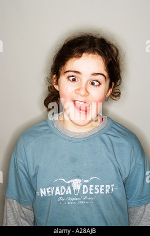 Ritratto di ragazzo di 11 anni tirando la faccia Foto Stock