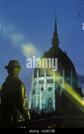 Una statua di Imre Nagy, eseguito come leader di la rivoluzione ungherese del 1956, davanti a Ungheria il parlamento a Budapest Foto Stock