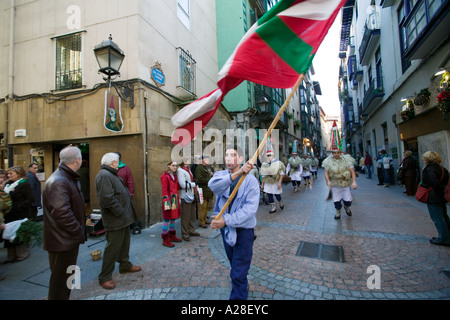 Il basco uomini eseguono il Joaldunak folk dance in costumi tradizionali durante la festa di Santo Tomas, Bilbao. Foto Stock