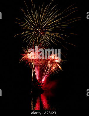 Fuochi d'artificio impostato su un lago. Foto Stock