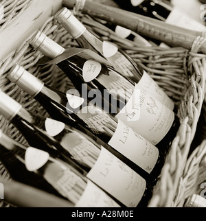 Bottiglie di vino nel cestello sulla strada del mercato di Rue Mouffetard, Parigi, Francia Foto Stock