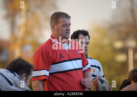 Rugby Arbitro sovrintende Scrum Foto Stock