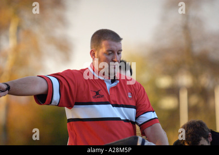 Rugby Arbitro sovrintende Scrum Foto Stock