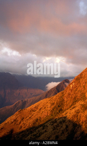 Tramonto in tutta la Valle di Urubamba sul Cammino Inca e Machu Picchu, Perù Foto Stock