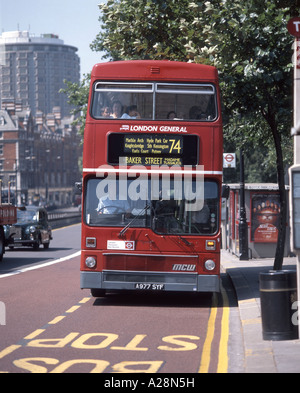 Autobus rosso a due piani di Londra, Knightsbridge, Greater London, Inghilterra, Regno Unito Foto Stock