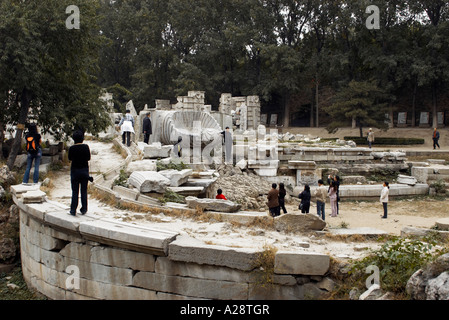 Turisti in grandi fontane Rovine presso il vecchio palazzo estivo a Beijing in Cina Foto Stock