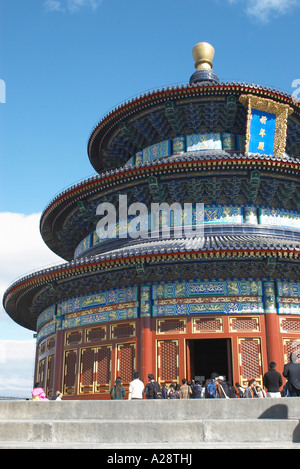 I turisti che visitano la Sala della Preghiera del Buon Raccolto nel Tempio del Cielo Park a Beijing in Cina Foto Stock