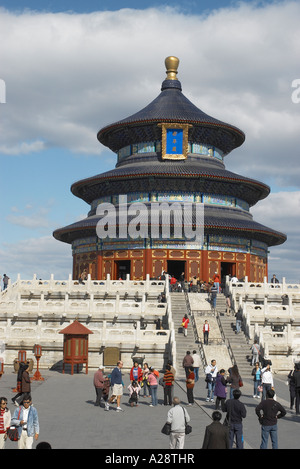 I turisti che visitano la Sala della Preghiera del Buon Raccolto nel Tempio del Cielo Park a Beijing in Cina Foto Stock