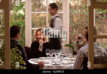 Un cameriere passa un tavolo nel ristorante JESSICAS ubicato nella zona di Edgbaston BIRMINGHAM CHE È LA PRIMA NELLA CITTÀ DI RICEVERE UNA STELLA MICHELIN Foto Stock