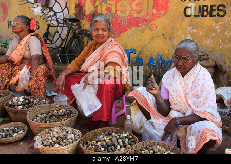 Commerciante di mercato la vendita di fresco pesce shell Mapusa city Goa in India Foto Stock