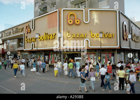 Pedoni passeggiare lungo la Sabana Grande di fronte alla Plaza Bolivar department store nel centro di Caracas Venezuela Foto Stock