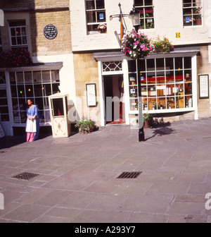 Sally Lunn's house cafe con la giovane donna in costume da portantina Bath Somerset Inghilterra Foto Stock