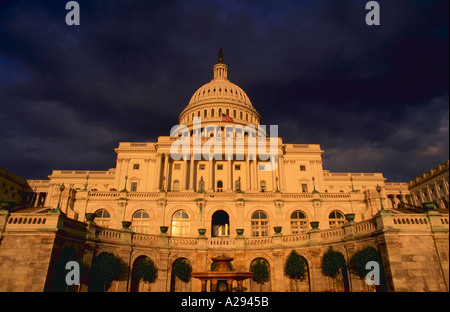 U Capitol Building west side in luce drammatica come una tempesta di compensazione è Washington D C Foto Stock