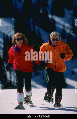 Coppia senior con le racchette da neve Foto Stock