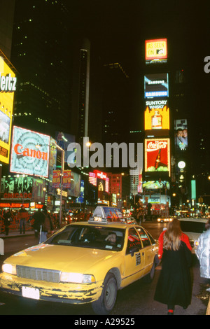 New York taxi di notte 1995 Foto Stock