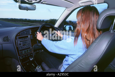 Ragazza alla ruota del 1998 Saab 95 turbo Foto Stock