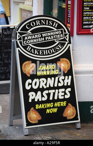 La pubblicità della scheda Cornish Pasties St Ives Harbour Cornovaglia 2006 Foto Stock