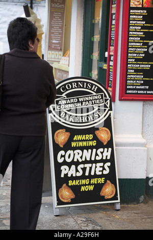 La pubblicità della scheda Cornish Pasties St Ives Harbour Cornovaglia 2006 Foto Stock