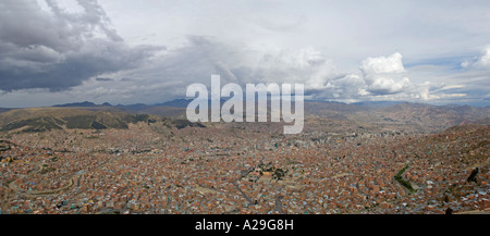 Un due foto panoramiche di cucitura cityscape di proliferazione incontrollata di La Paz e drammatica la formazione di nube. Foto Stock