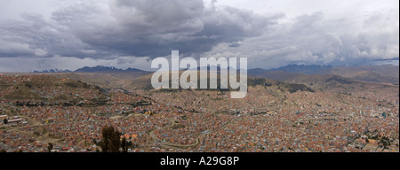 Un due foto panoramiche di cucitura cityscape di proliferazione incontrollata di La Paz e drammatica la formazione di nube. Foto Stock